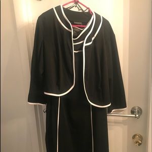 Black dress with white lining